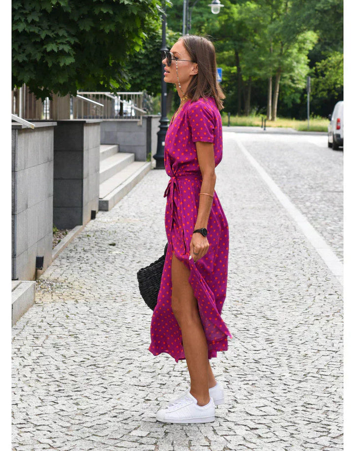 Юлия - Елегантна Рокля с Деколте и Моделиращ Крой
